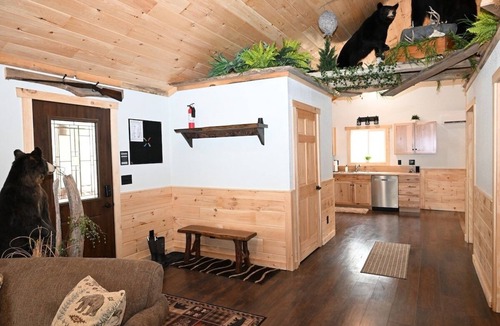 Paris Cabin | Riverfront Bear Cabin