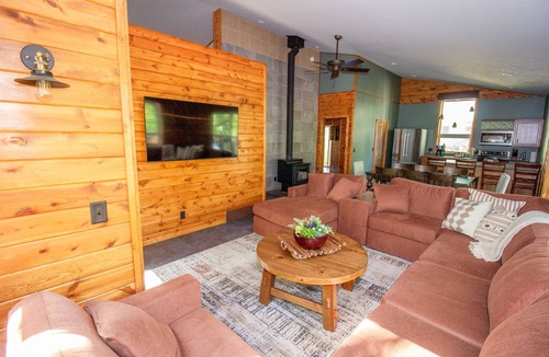 Paris House | Riverfront Blufftop Escape | Hot Tub, Deck, Fireplace, Kayaks, Tubes & Firepit