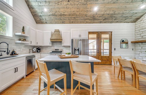 Broken Bow Cottage | Riverfront Broken Bow Cabin w/Private Hot Tub!