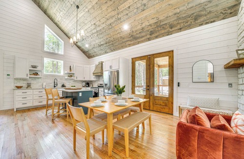 Broken Bow Cottage | Riverfront Broken Bow Cabin w/Private Hot Tub!