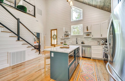 Broken Bow Cottage | Riverfront Broken Bow Cabin w/Private Hot Tub!