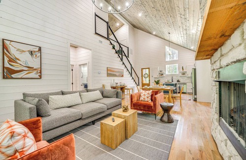 Broken Bow Cottage | Riverfront Broken Bow Cabin w/Private Hot Tub!