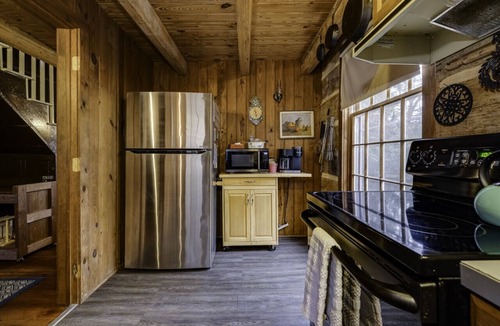 Luray Cabin | Riverfront Cabin! Campfires, Farm, Trail & Kayaks