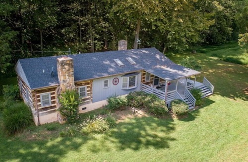 Luray Cabin | Riverfront Cabin! Campfires, Farm, Trail & Kayaks