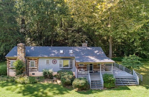 Luray Cabin | Riverfront Cabin! Campfires, Farm, Trail & Kayaks