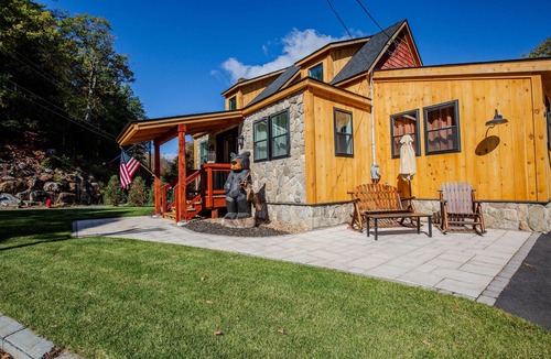 Jackson House | Riverfront Cabin Getaway