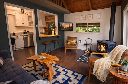 Gold Bar Cabin | Riverfront Cabin: Iconic Mt. Index Views & Hot Tub
