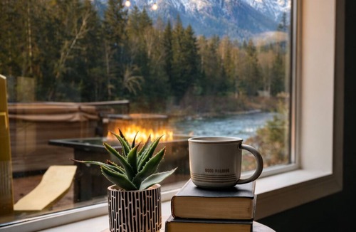 Gold Bar Cabin | Riverfront Cabin: Iconic Mt. Index Views & Hot Tub