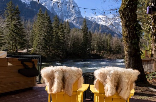 Gold Bar Cabin | Riverfront Cabin: Iconic Mt. Index Views & Hot Tub