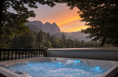 Gold Bar Cabin | Riverfront Cabin: Iconic Mt. Index Views & Hot Tub