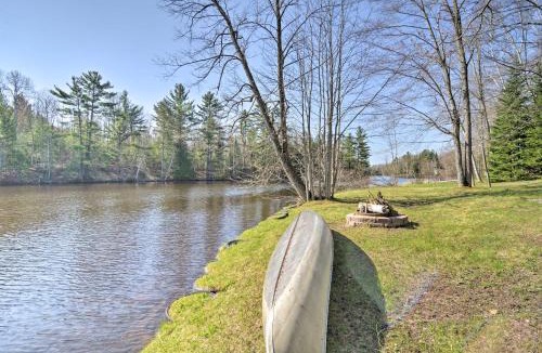 Alger House | Riverfront Cabin in Alger w/Patio & WiFi!