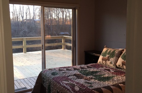Wilburn Cabin | Riverfront Cabin on Exclusive Jon's Pocket!