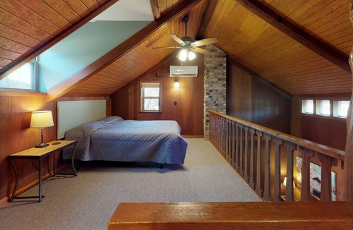 Mountain View House | RIVERFRONT CABIN, Close to ALL Attractions, Spectacular Views! Pet Friendly