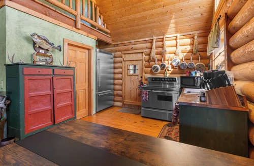 Eagle Rock Cabin | Riverfront Cabin w/Fire Pit - Pet Friendly - Near Table Rock Lake