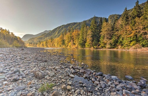 Gold Bar House | Riverfront Cabin w/Hot Tub: 2 Mi to Eagle Falls
