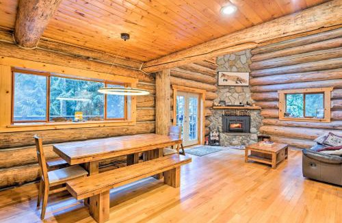 Gold Bar House | Riverfront Cabin w/Hot Tub: 2 Mi to Eagle Falls