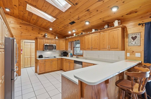 Cosby Cabin | Riverfront Cabin| w/Hot Tub|Pool Table|Fishing