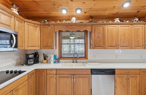 Cosby Cabin | Riverfront Cabin| w/Hot Tub|Pool Table|Fishing