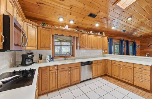 Cosby Cabin | Riverfront Cabin| w/Hot Tub|Pool Table|Fishing