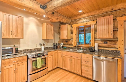 Gold Bar Cabin | Riverfront Cabin w/Hot Tub: 2 Mi to Eagle Falls