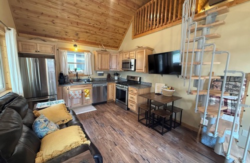 Riggins Cabin | Riverfront Cabin w/Loft in Riggins - Cozy Getaway!