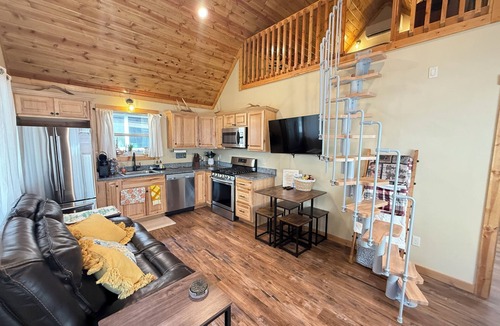 Riggins Cabin | Riverfront Cabin w/Loft in Riggins - Cozy Getaway!