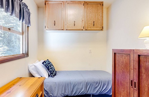 Gold Bar Cabin | Riverfront cabin with a full kitchen, WiFi, firepit, & water access