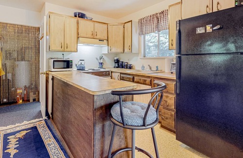 Gold Bar Cabin | Riverfront cabin with a full kitchen, WiFi, firepit, & water access