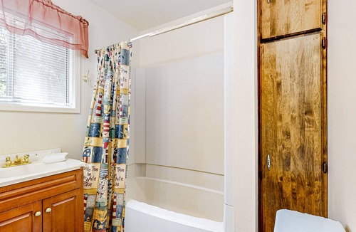 Gold Bar Cabin | Riverfront cabin with a full kitchen, WiFi, firepit, & water access