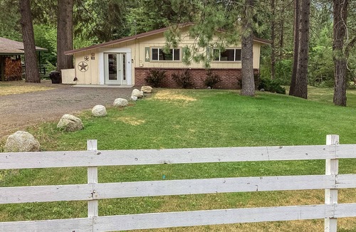 Joseph Cabin | Riverfront cabin with large yard, great deck, & fireplace