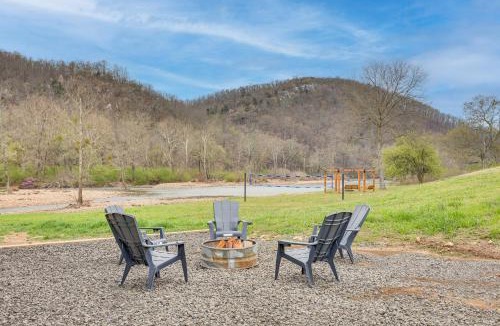 Glenwood House | Riverfront 'Caddo Shack' Home w/Views & Fire Pit