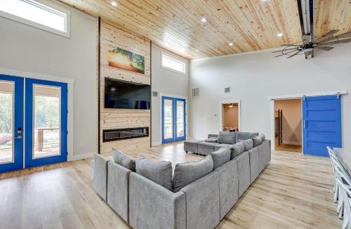 Glenwood House | Riverfront 'Caddo Shack' Home w/Views & Fire Pit