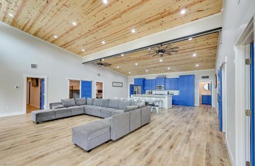 Glenwood House | Riverfront 'Caddo Shack' Home w/Views & Fire Pit