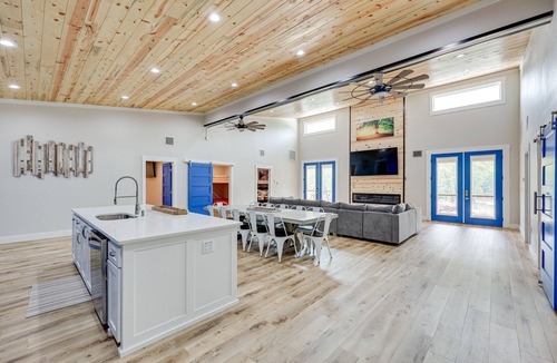 Glenwood Cabin | Riverfront 'Caddo Shack' Home w/Views & Fire Pit