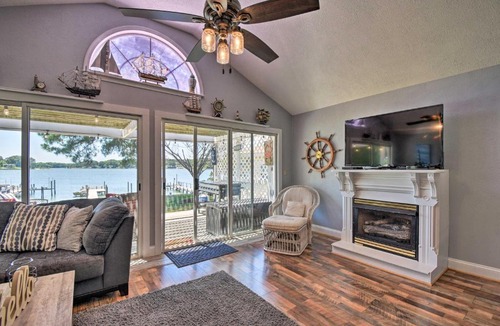 Deltaville House | Riverfront Cottage Fire Pit and Kayaks