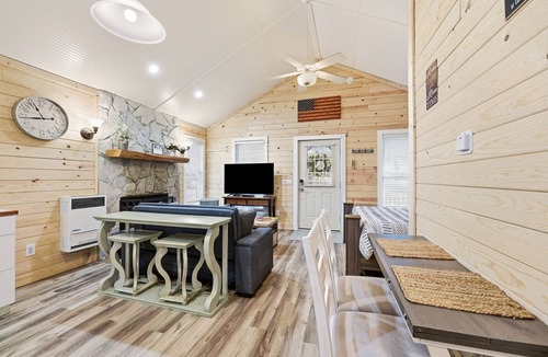 Altamont House | Riverfront Cottage/Fish Camp Getaway