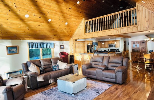Clayton Cottage | Riverfront Cottage with a Majestic View- Hidden Gem