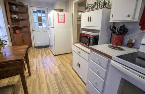 Karnack Cottage | Riverfront Cottage with Fire Pit and Cozy Interior Perfect for Groups in Texas