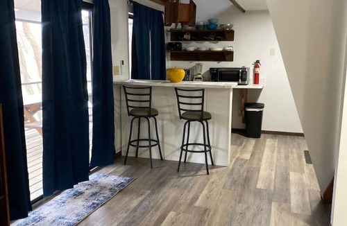 Zanesville House | Riverfront - Cozy Loft Cottage