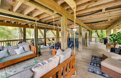 Thomaston House | Riverfront Cuero Vacation Home w/Spacious Deck!
