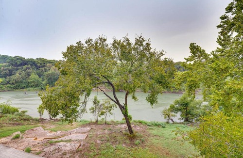 Thomaston House | Riverfront Cuero Vacation Home w/Spacious Deck!