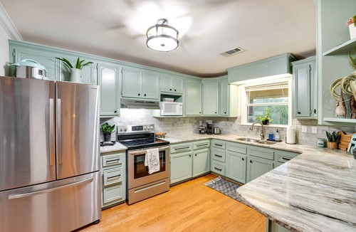 Thomaston House | Riverfront Cuero Vacation Home w/Spacious Deck!