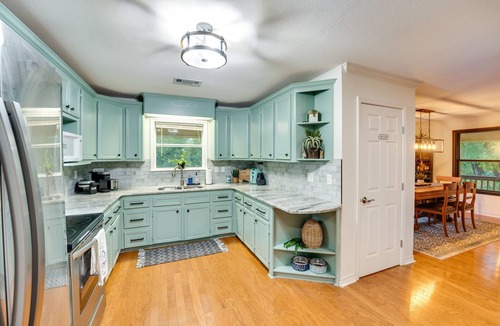 Thomaston House | Riverfront Cuero Vacation Home w/Spacious Deck!