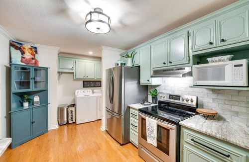 Thomaston House | Riverfront Cuero Vacation Home w/Spacious Deck!