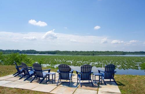 Denton House | Riverfront Denton Estate on 7 Acres w/Heated Pool