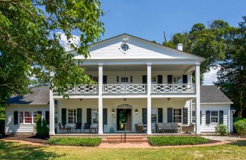 Denton House | Riverfront Denton Estate on 7 Acres w/Heated Pool