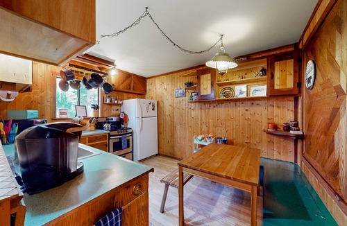 Pla-Vada Woodlands House | Riverfront dog-friendly retreat with a rustic flair & wood stove, near skiing