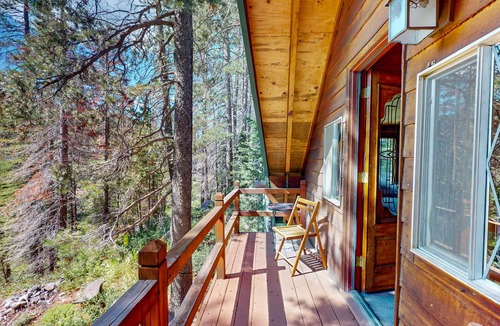 Pla-Vada Woodlands House | Riverfront dog-friendly retreat with a rustic flair & wood stove, near skiing