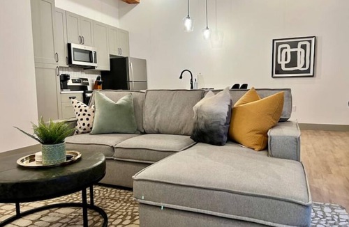 Mitchell Apartment | Riverfront DWTN Loft W/D Gated Parking
