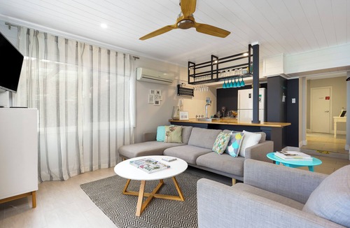 Lower Macdonald House | Riverfront Escape - Waterski, Kayak, Fish, Relax!